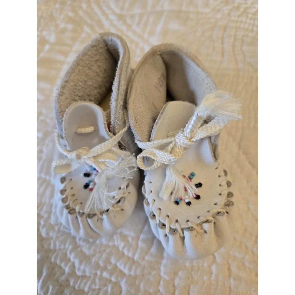 Minnetonka Beaded White Leather Moccasins Infant Size 1 Deer Foot Infant Shoes